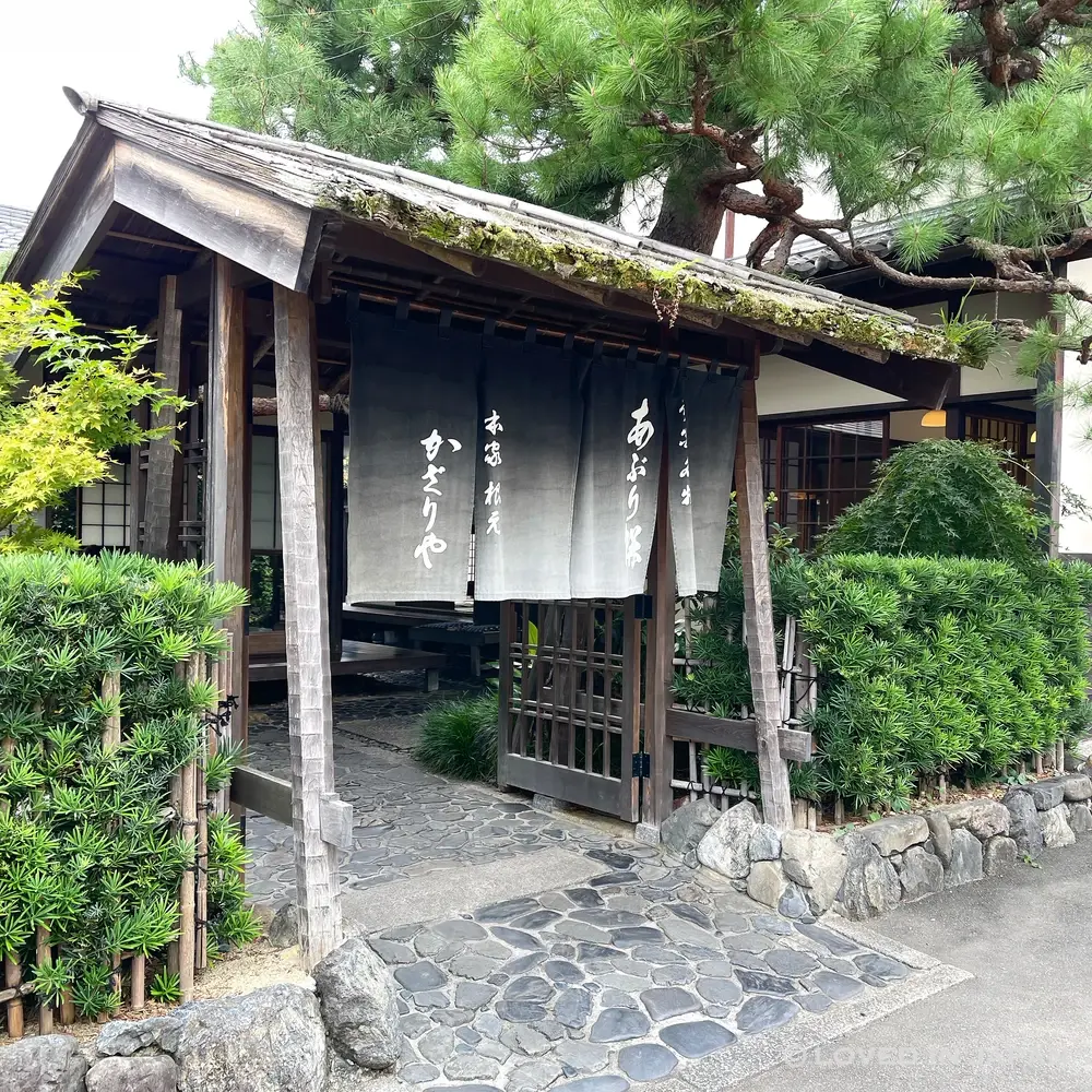Kazariya on the approach to Imamiya Shrine