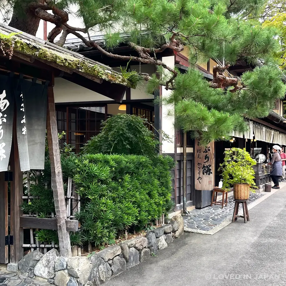 Kazariya on the approach to Imamiya Shrine